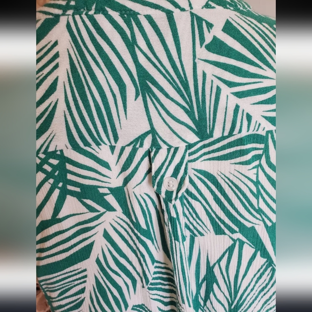 Market & Spruce Prat Teal Green Leaf Print Sleeveless Henley Top - Picture 8 of 8